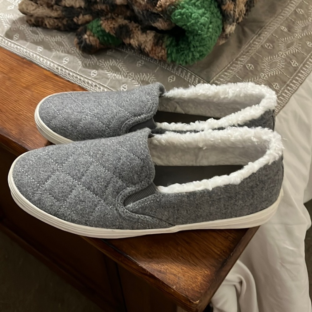 WORN ONCE! Old Navy fuzzy slip ons